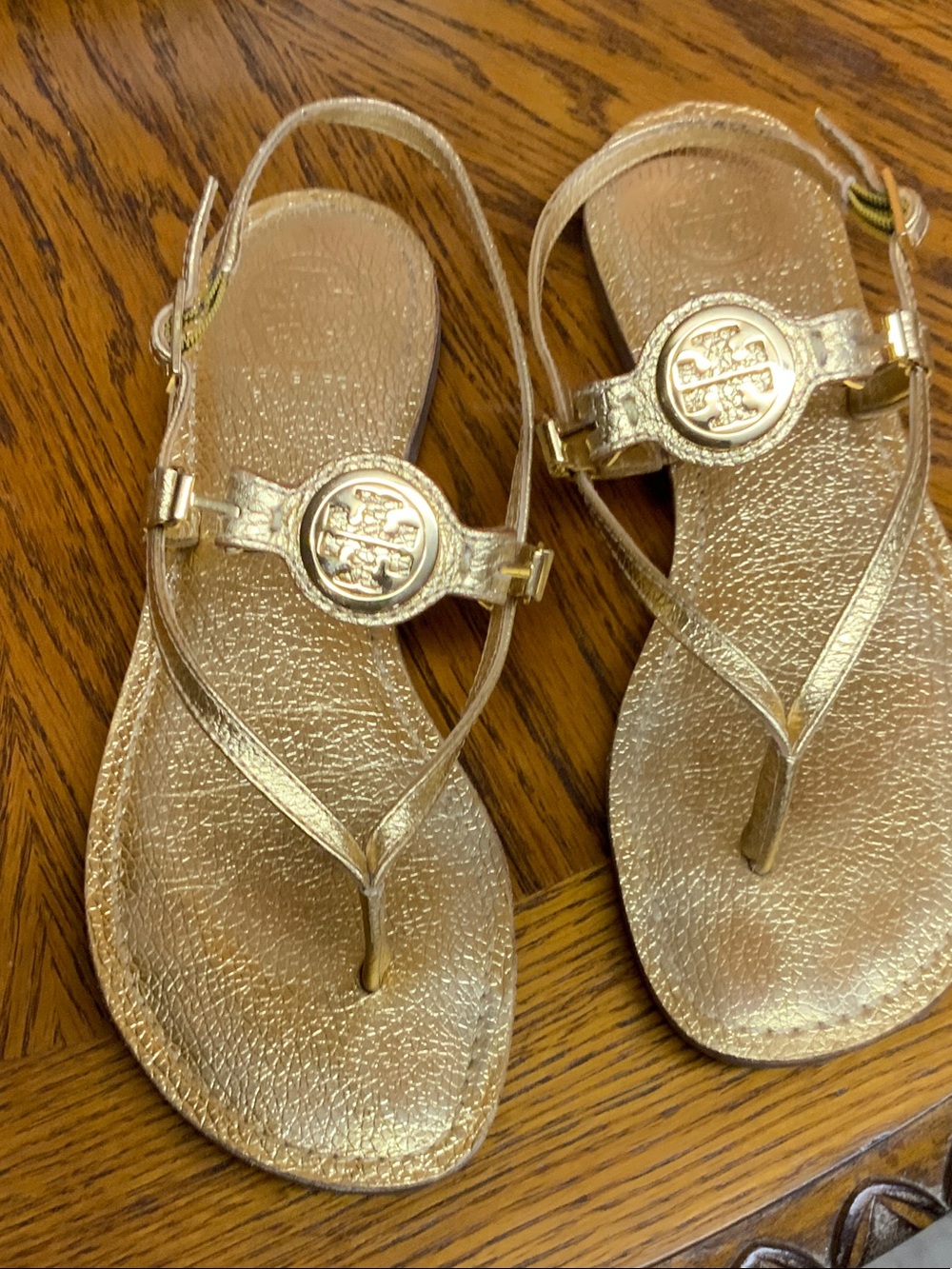 Tory Burch Metallic Gold Leather Thong Sandals - Picture 2 of 4